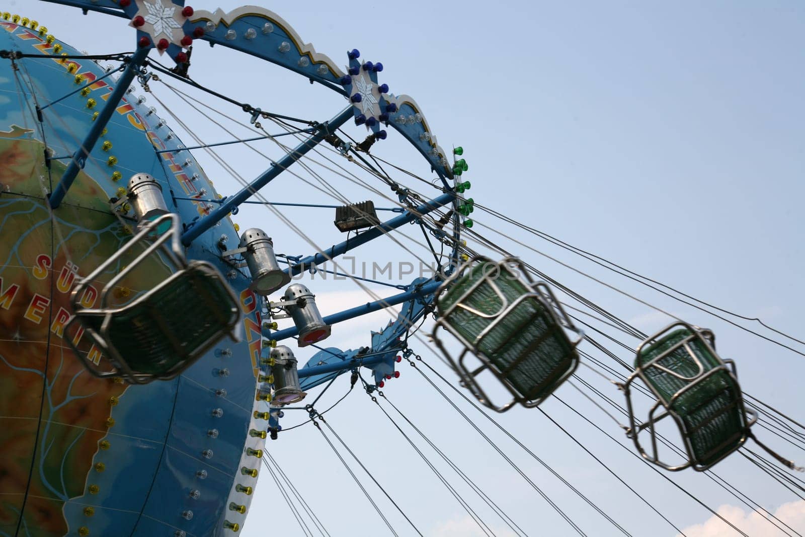 Almost empty chain carousel