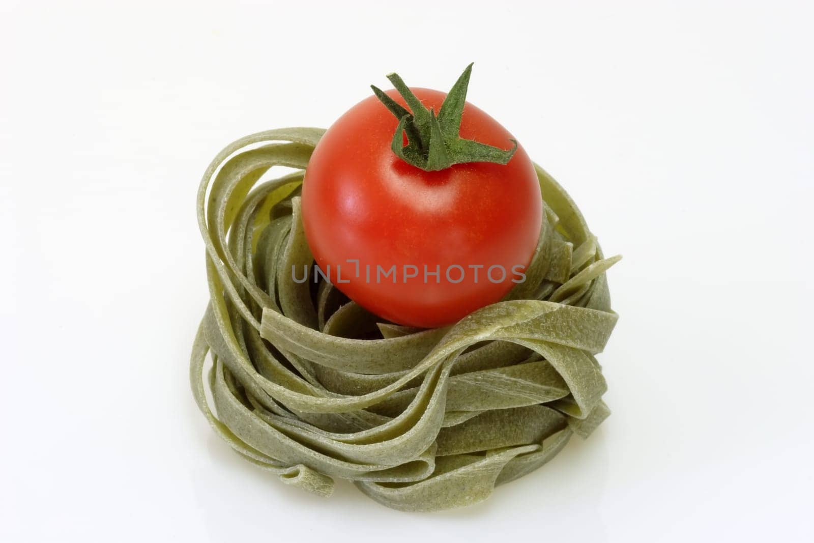 Pasta nest with tomato