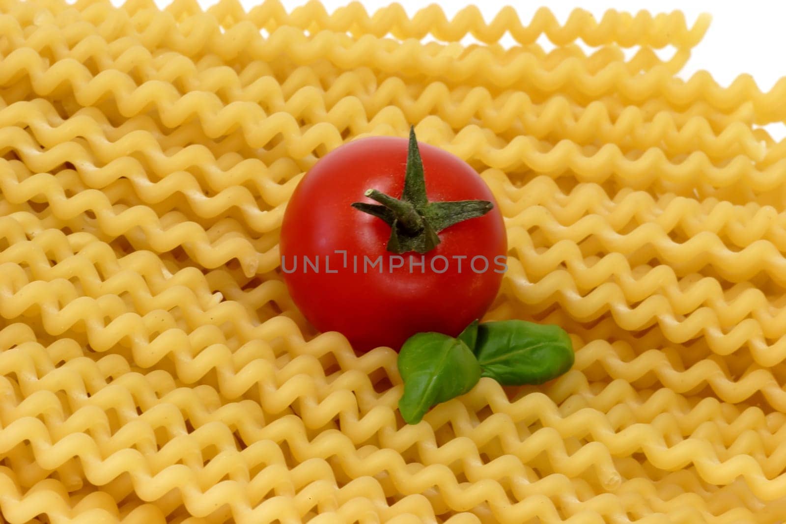 Pasta spirals with tomato and basil
