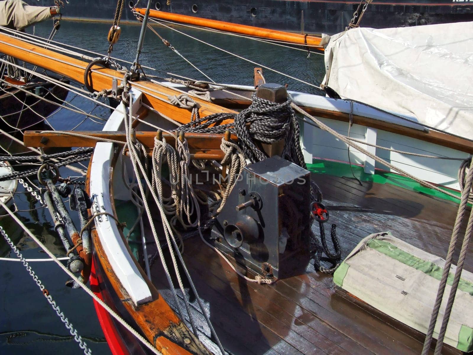 Bug of an old sailor in the harbor
