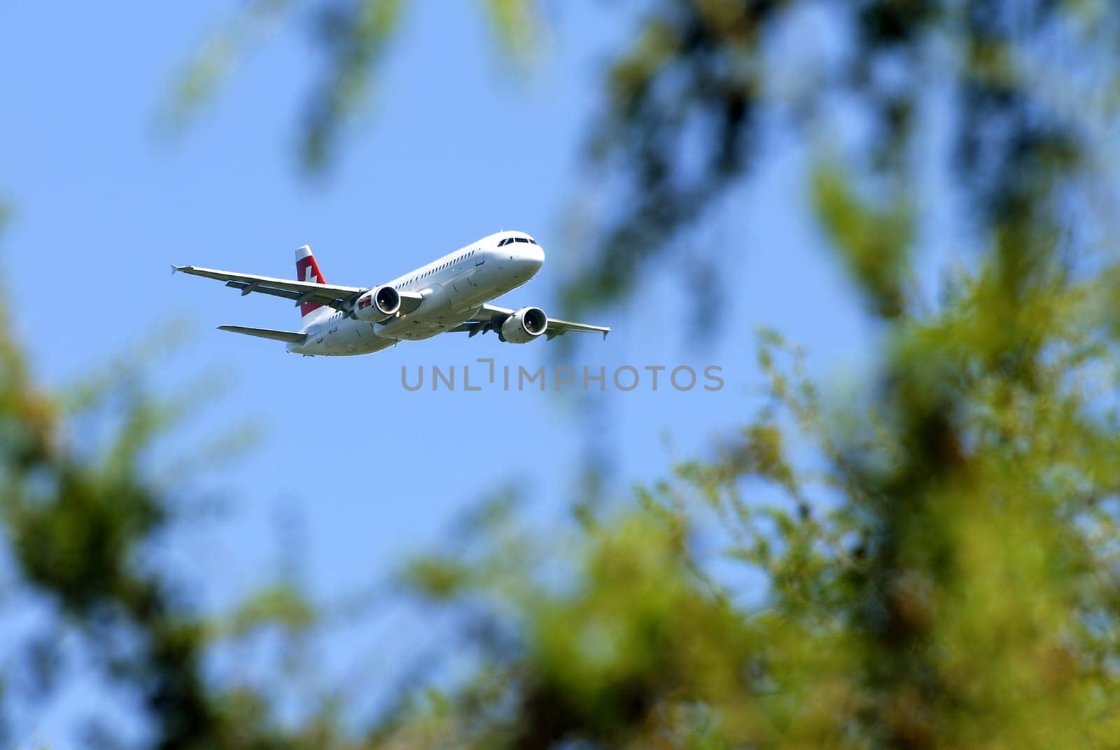 An Airbus A320 landing on Zurich/Kloten