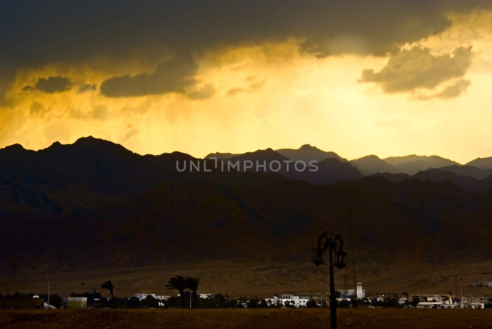 It rains in Sinai maybe about a dozen times a year.... During my four-week stay,I actually experienced rain three times,a stroke of luck,because then the desert sky shows up with a grandiose color spectacle....