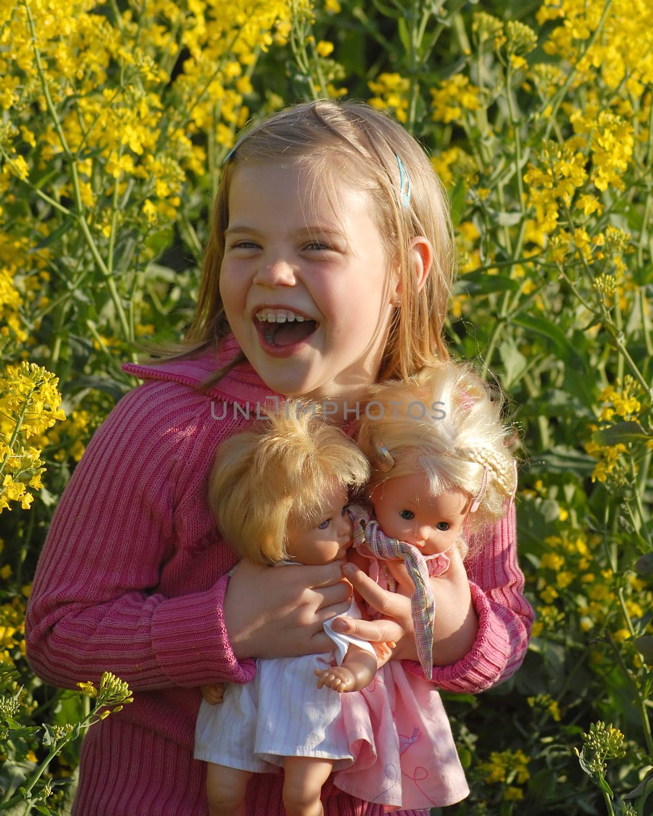 It's certainly not such a great picture technically... but I still don't want to deprive you of the joie de vivre of a little girl....! When the pupae were finally allowed into the rapeseed field... Kimi really enjoyed it and I'm always happy