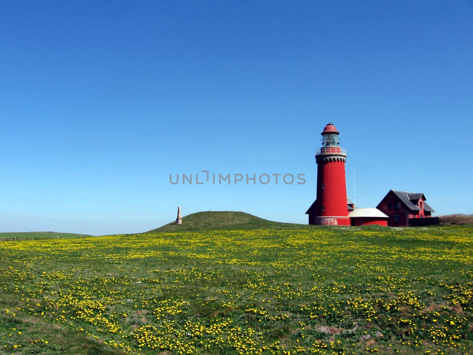 The Bovbjerg lighthouse was built in 1877 on the highest point of the escarpment. It was painted red so that sailors would not confuse it with the church towers of Trans and Fjaltring. From the 26-metre-high lighthouse you can enjoy a unique view of the
