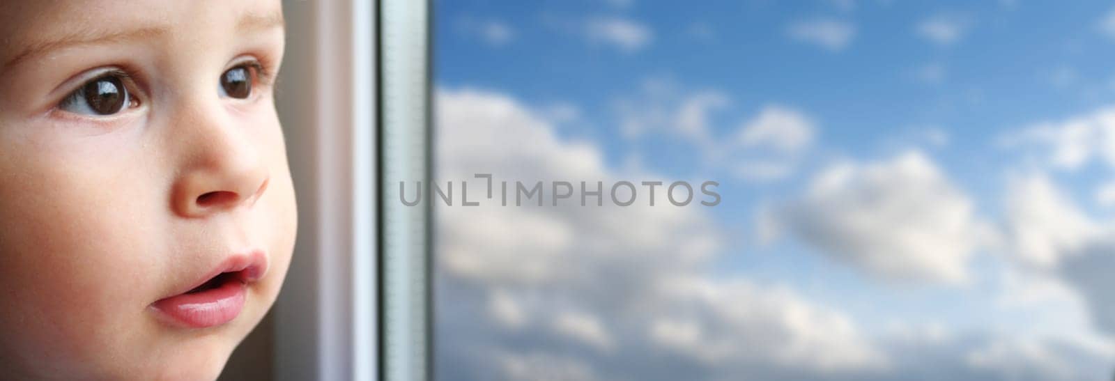 "There's little Staunemann looking, look at the world through the window, recognizes how beautiful and big she is, because he measures it by his size. Captures everything with your eyes, and would like to be bigger, then he can experience all this, what"