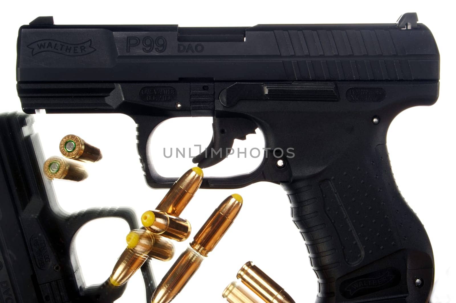 Service weapon of the police NRW - Walther P 99 DAO with 5 loose cartridges Action 4.