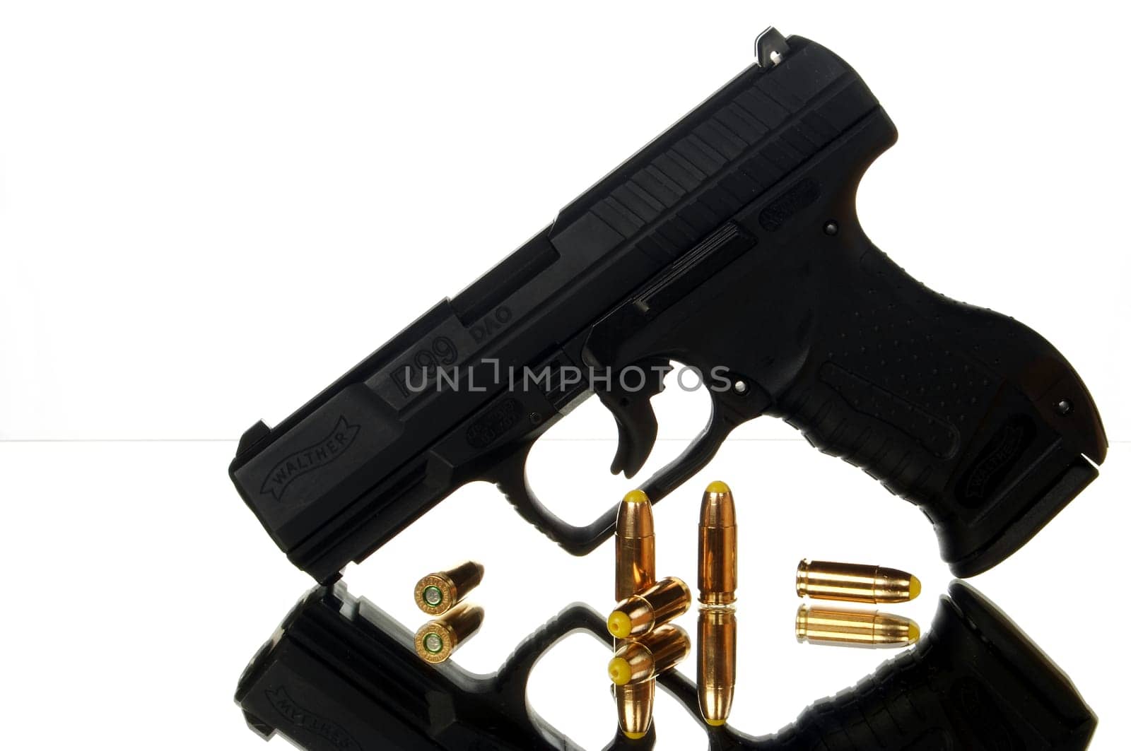 Service weapon of the police NRW - Walther P 99 DAO with 5 loose cartridges Action 4.