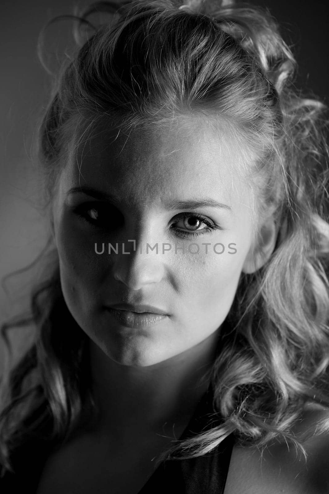 Dramatic portrait of a woman in b/w