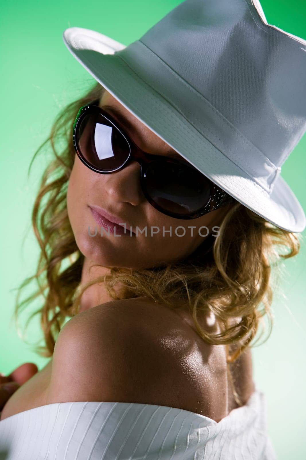 Woman with white hat and sunglasses II