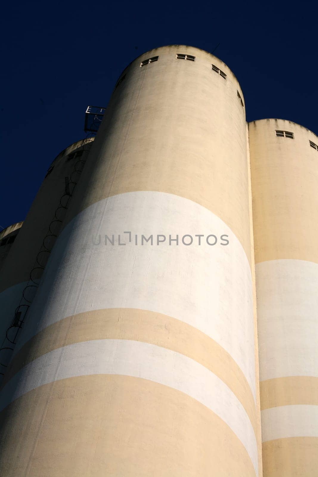Silo building