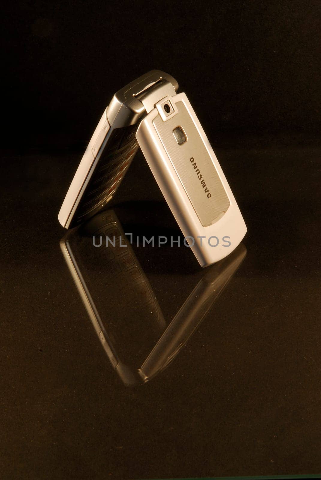 (mobile phone) or (cell phone) or (mobile phone people)