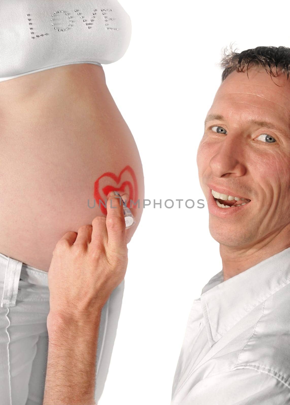 Father-to-be paints heart on baby bump