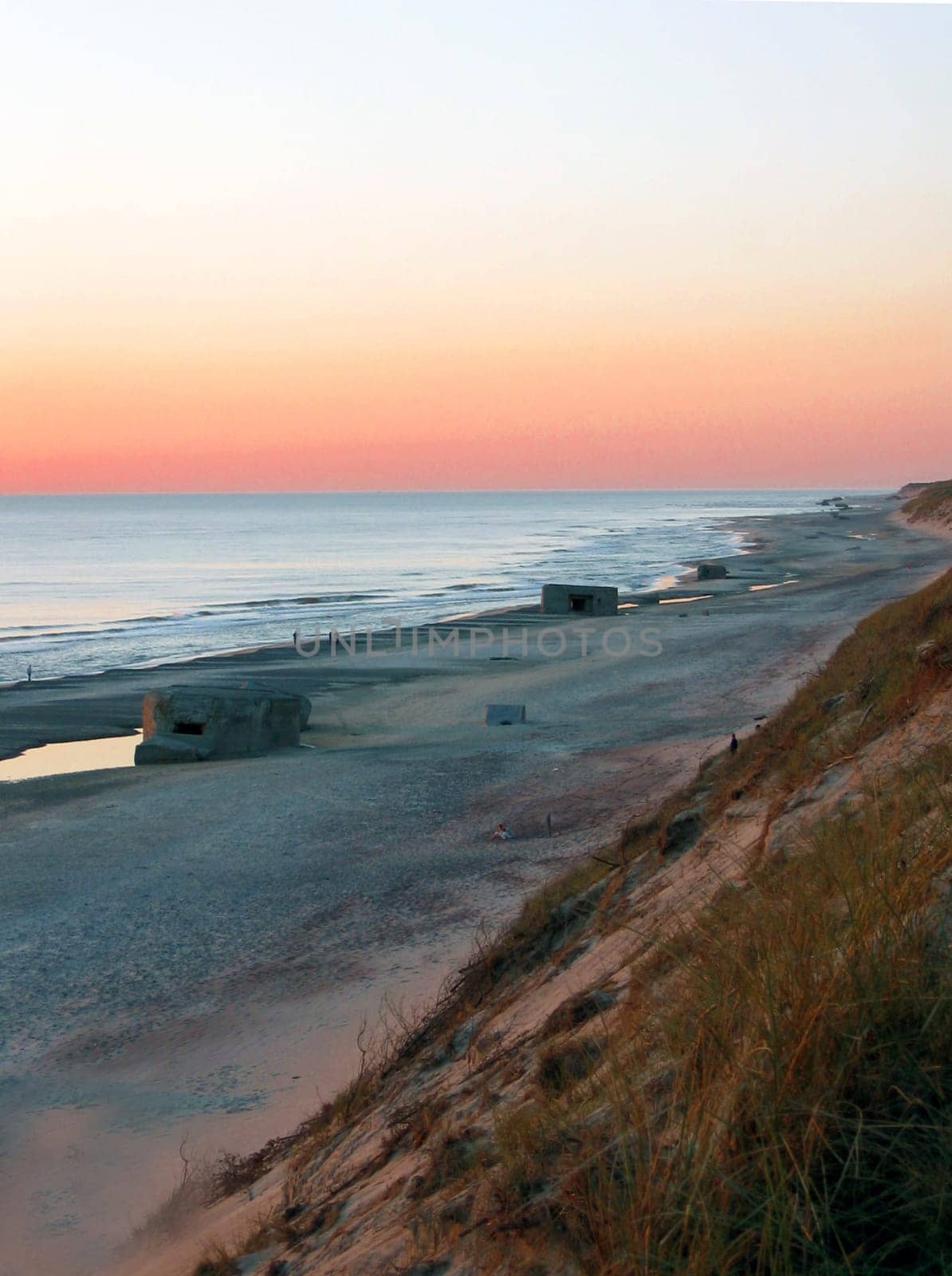 On the west coast of Denmark,old fortifications from the Second World War can still often be seen on the beaches. Among other things,they serve to protect the coast,but above all as contemporary witnesses. Slowly,the sand and the sea are catching up with this fortification