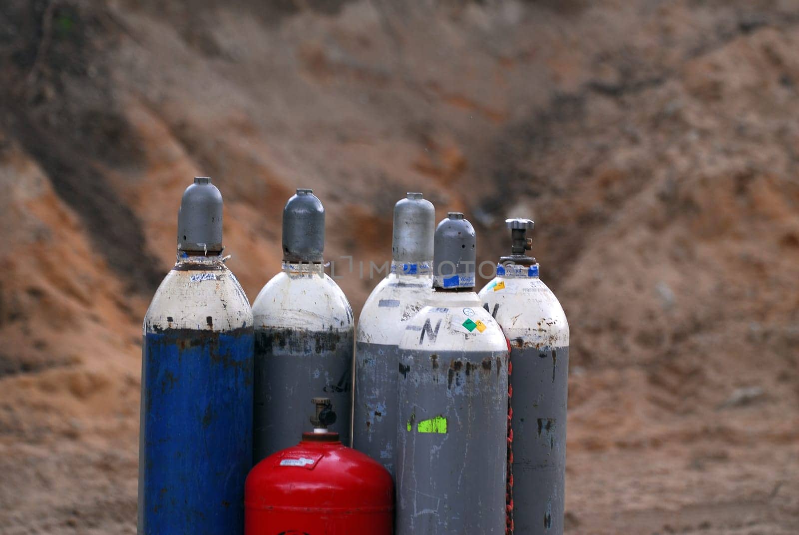 Liquefied gas cylinder