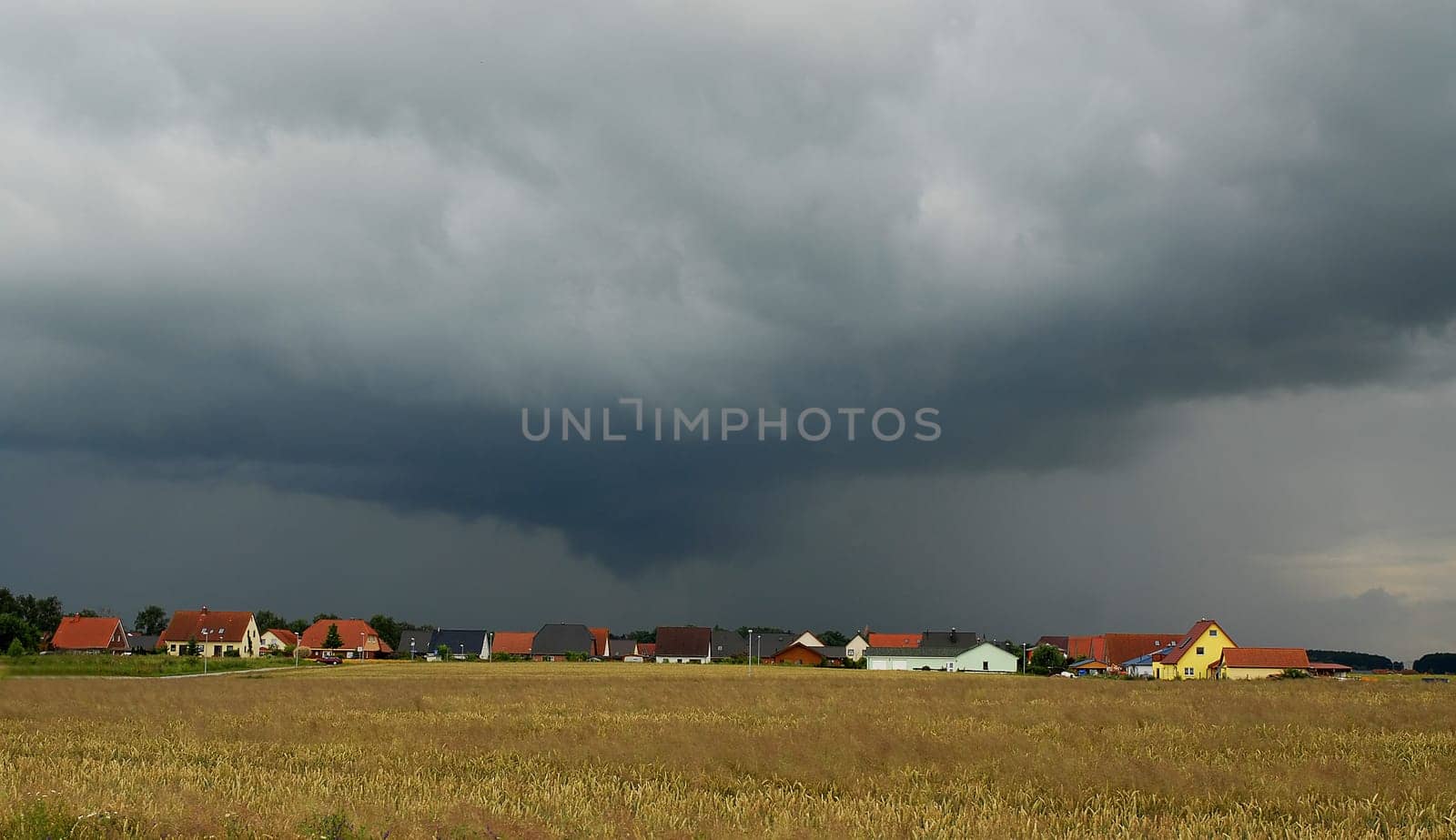 This thunderstorm mood has become a permanent condition over our house in the last few days.....! Also today there should be violent thunderstorms again....! I'm curious how it will continue this summer..........!