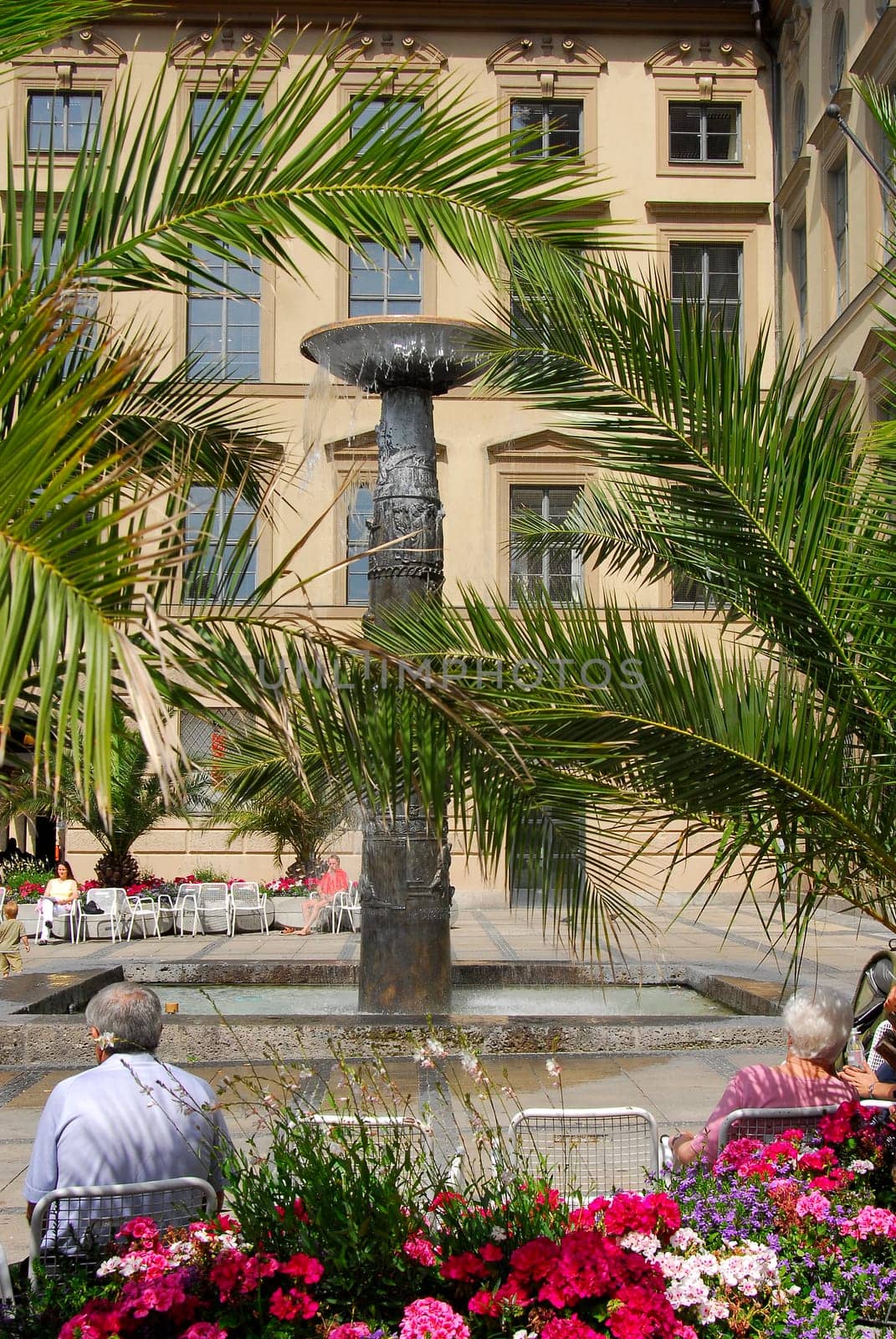 ... at the Richard-Strauss-Brunnen in Neuhauser Strasse...