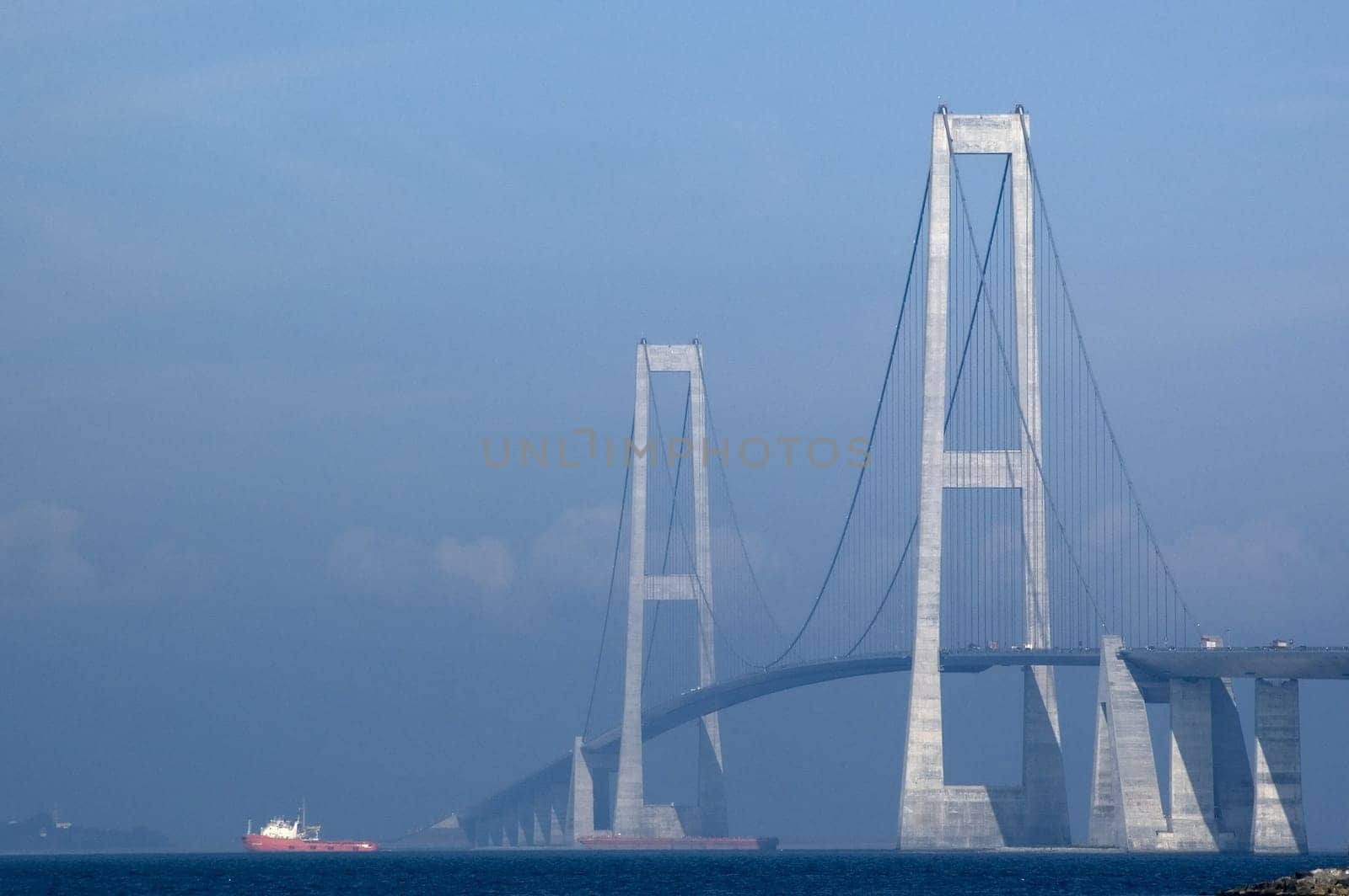 Opened on June 4,1998,length 6790m. Wingspan 1624m. Vertical clearance 65m. The pylons are 254m high
