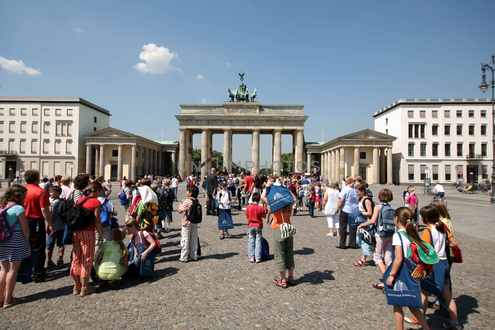 School class in front of the Brandenburg Gate