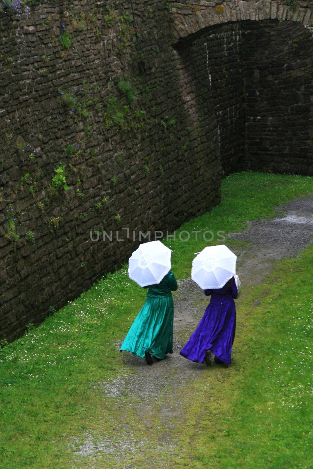 Theatre was played at Kalmar Castle and the damsels walked through the grounds.