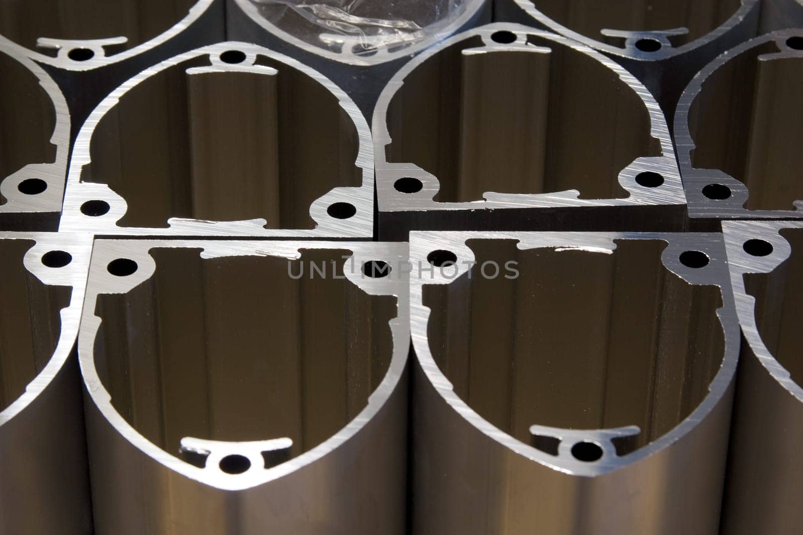 Aluminum profiles close
