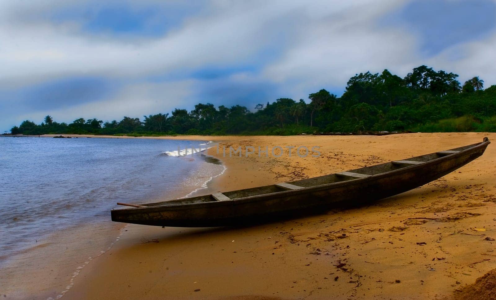 The Atlantic coast from Londji to Campos,about 100 km long,is the realm of the Batangas,a fishing people who also build these elaborate boats.... Even today. The amount of work required for a small boat is about 200 hours of backbreaking work,but it is still a good idea.