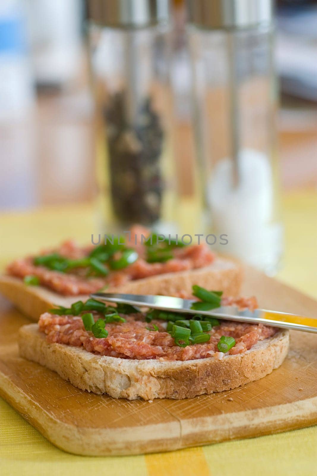 Toast with minced meat and chives