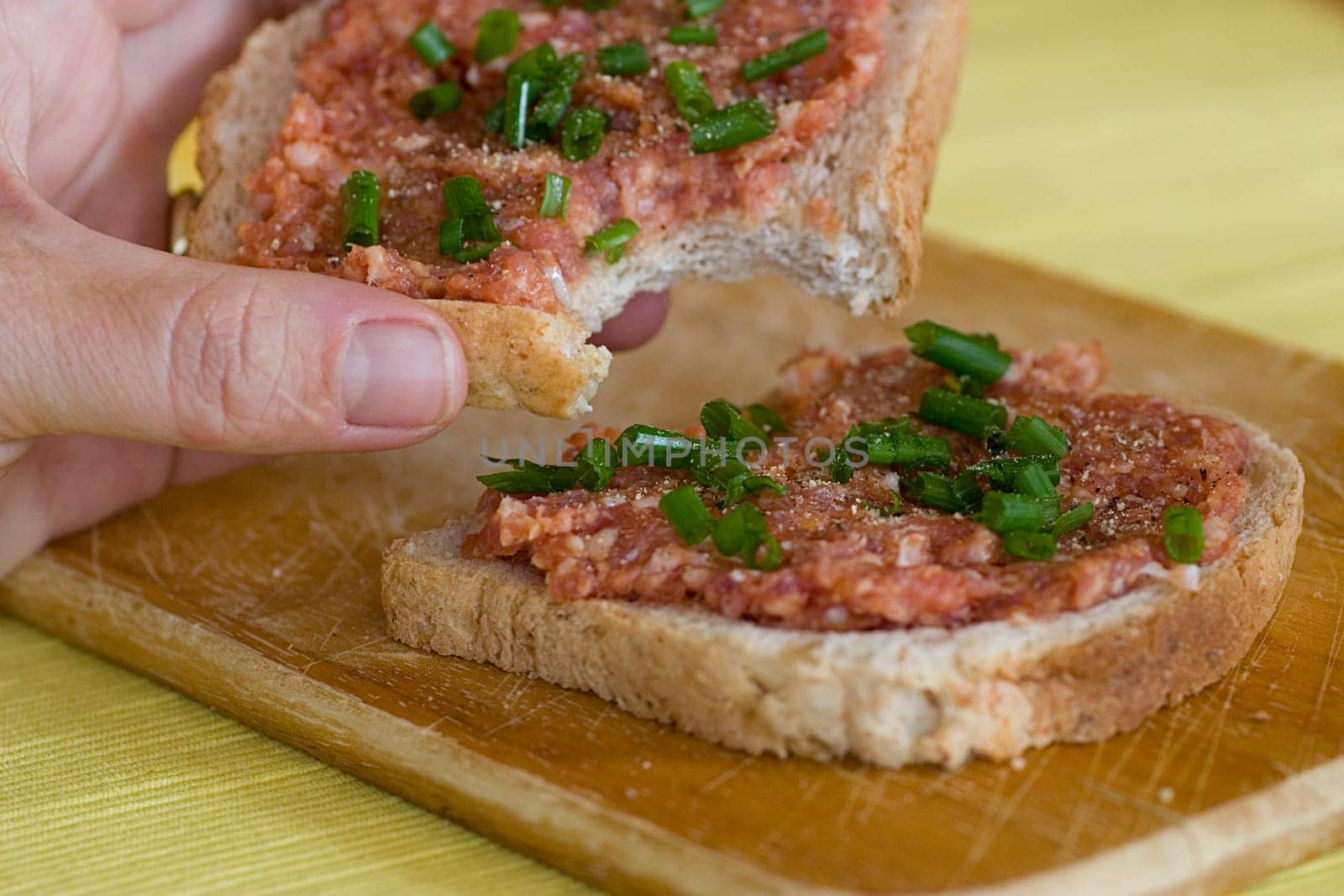 Toast in der Hand