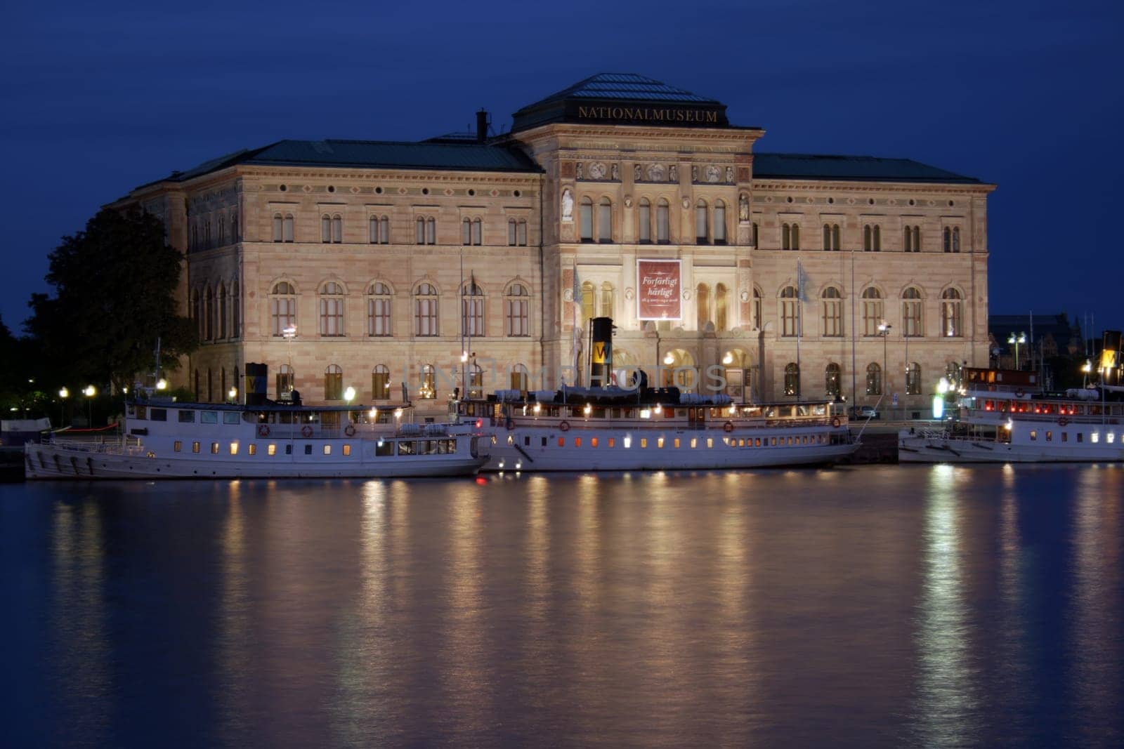 My first DRI shows the National Museum on Blasieholmen in Stockholm. It is taken from the opposite bank (in front of the Königl. Castle). It is located on the Strömmen Canal just behind the pier of the archipelago ships. The museum was opened in 1866