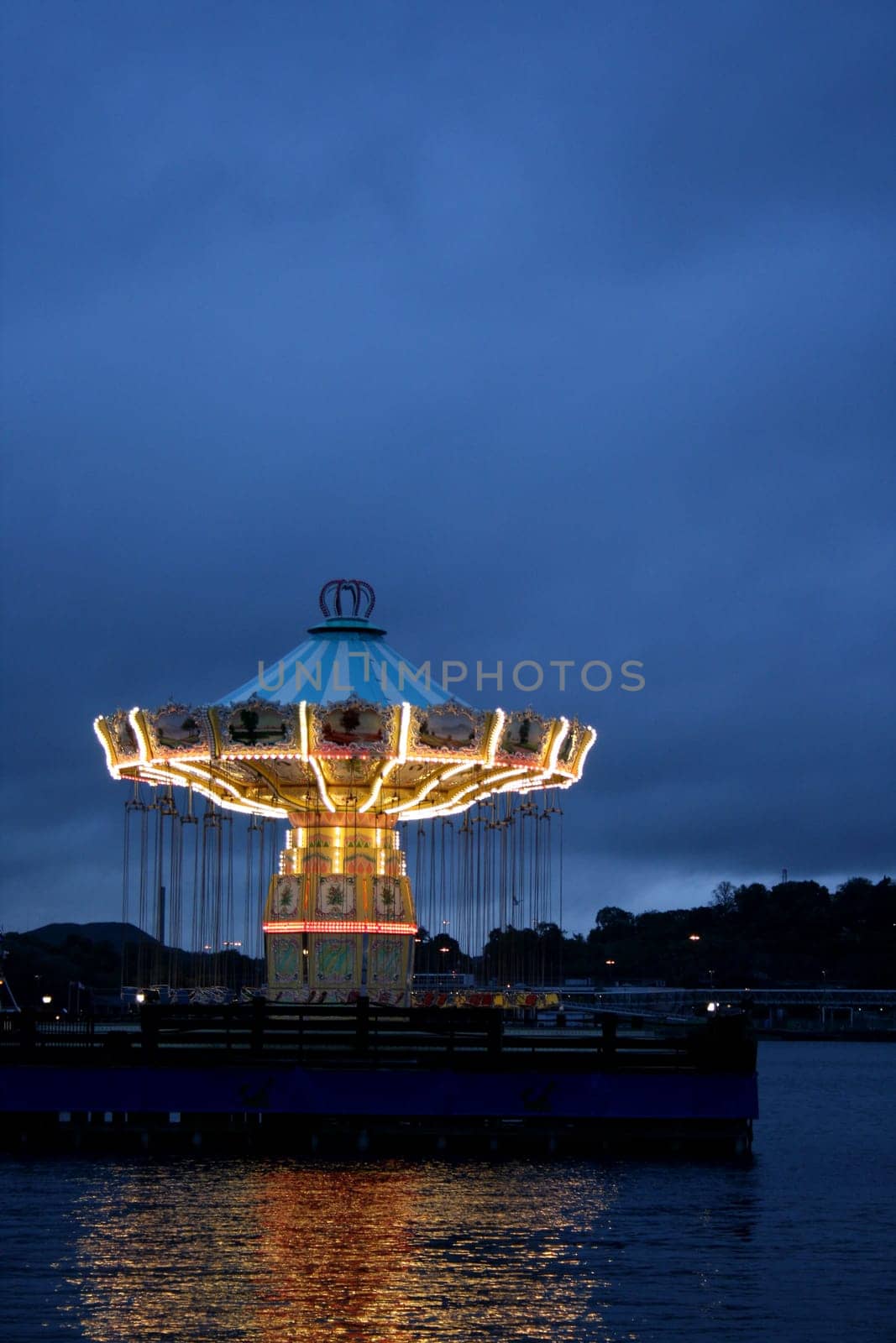 Chain carousel
