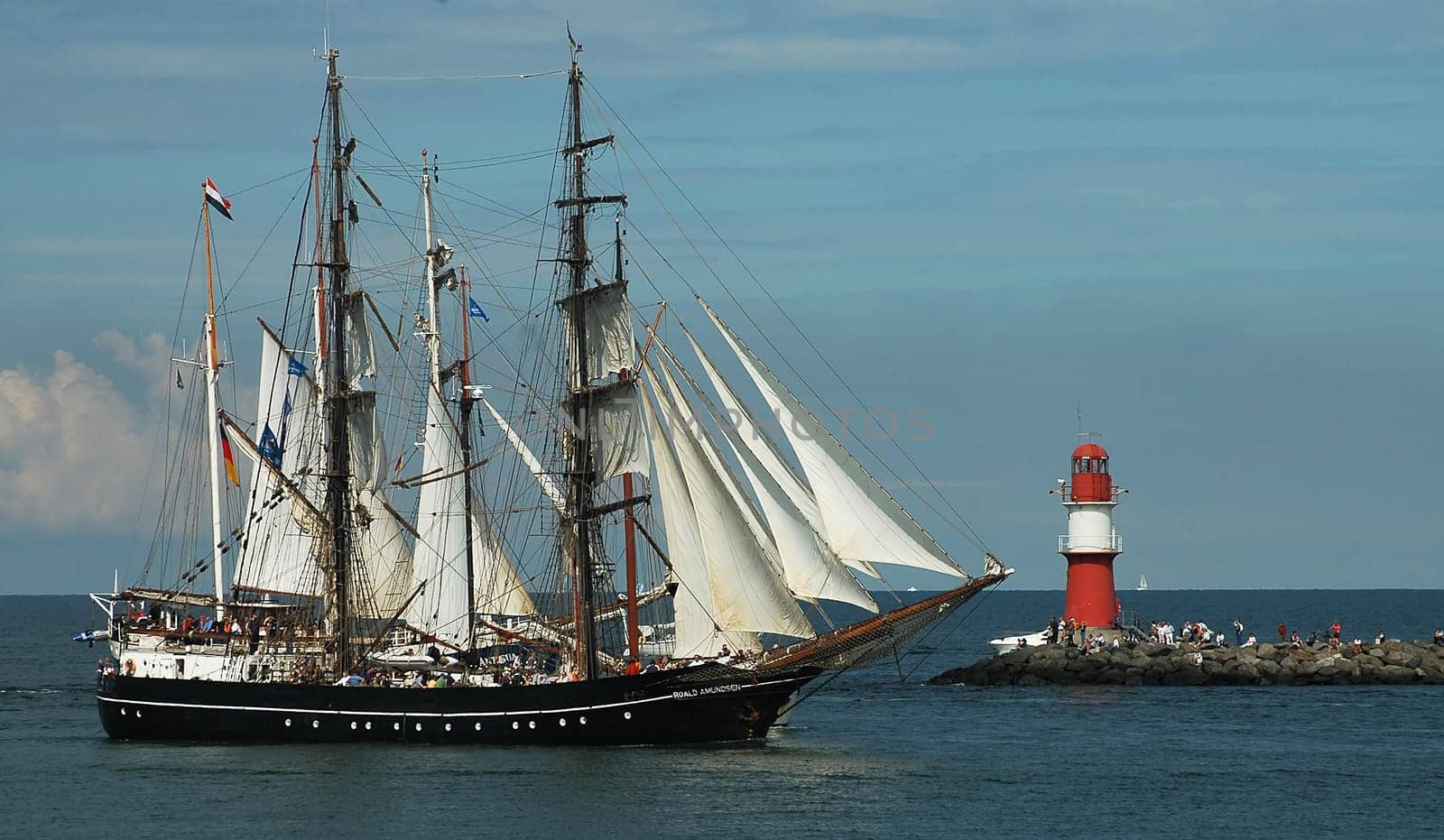 It's that time again.... the Hansesail starts in Rostock. Unfortunately,I can't be there this year due to a lot of work. But I don't want to miss to greet the LoLo and wish him a few nice days in Rostock. Actually,we wanted to