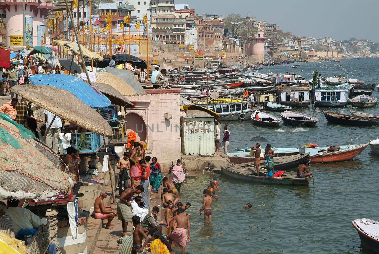 Varanasi,the holiest city in India,thousands of pilgrims flock to the banks of the Ganges every day for ritual ablution
