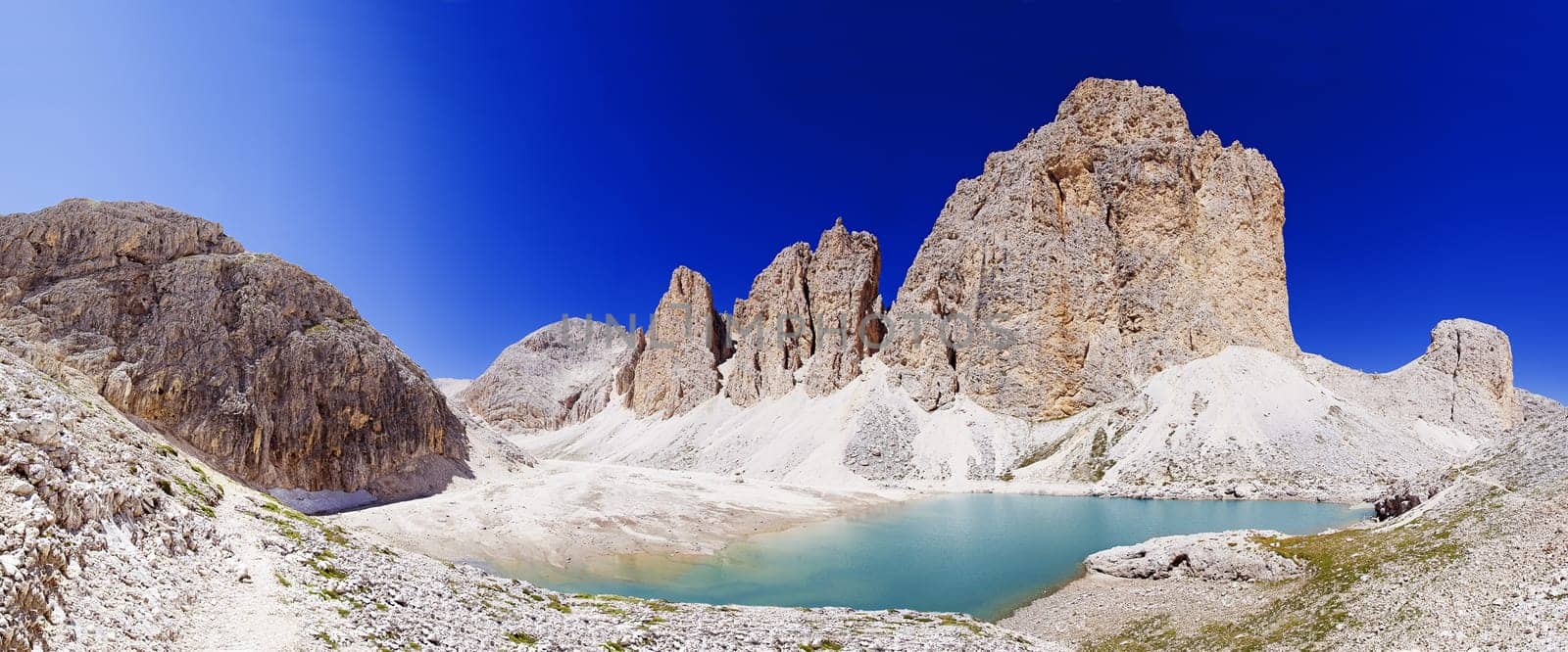 This mountain lake is located in the Rosengarten Mountains/South Tyrol at an altitude of about 2400m. The image is composed of 6 portrait wide-angle shots. I also used a polarizing filter.