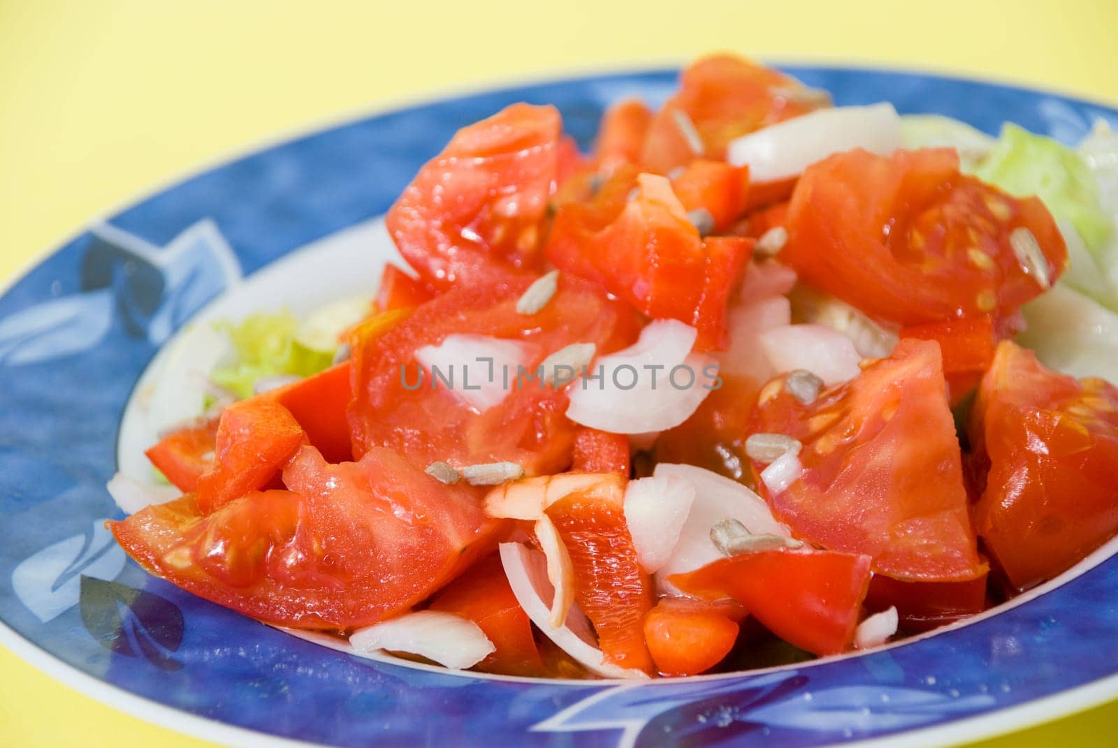 Tomato salad with sunflower seeds