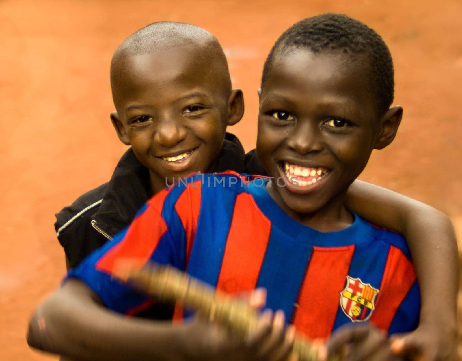 I've published this picture here before,but in b/w. I'm going to put it on again in color,you can find the black and white picture in my series Kids and Co. The text from that time is still valid today: Two Stassenkinder from Yaoundé der Hauptst