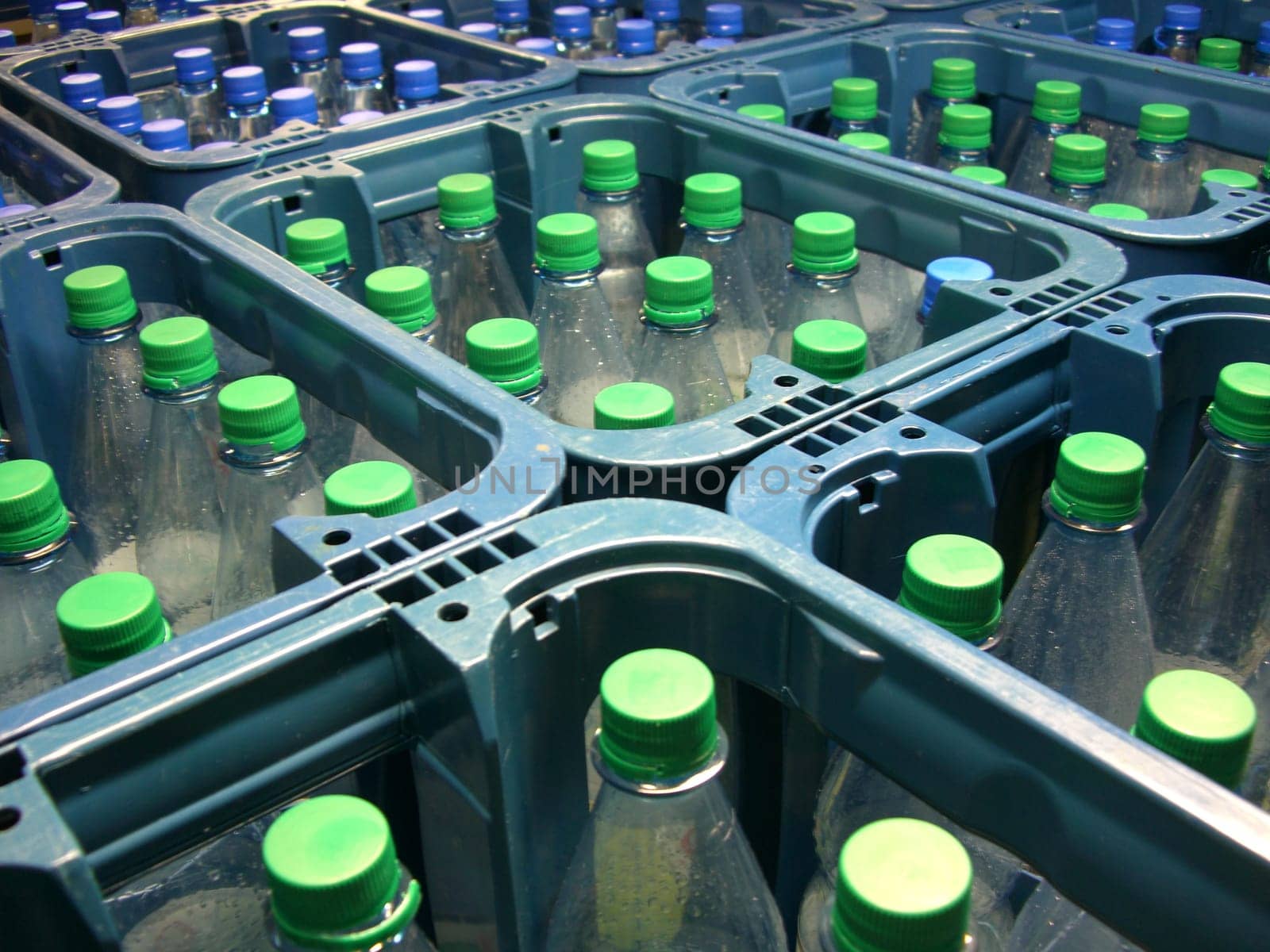 Reusable beverage crates