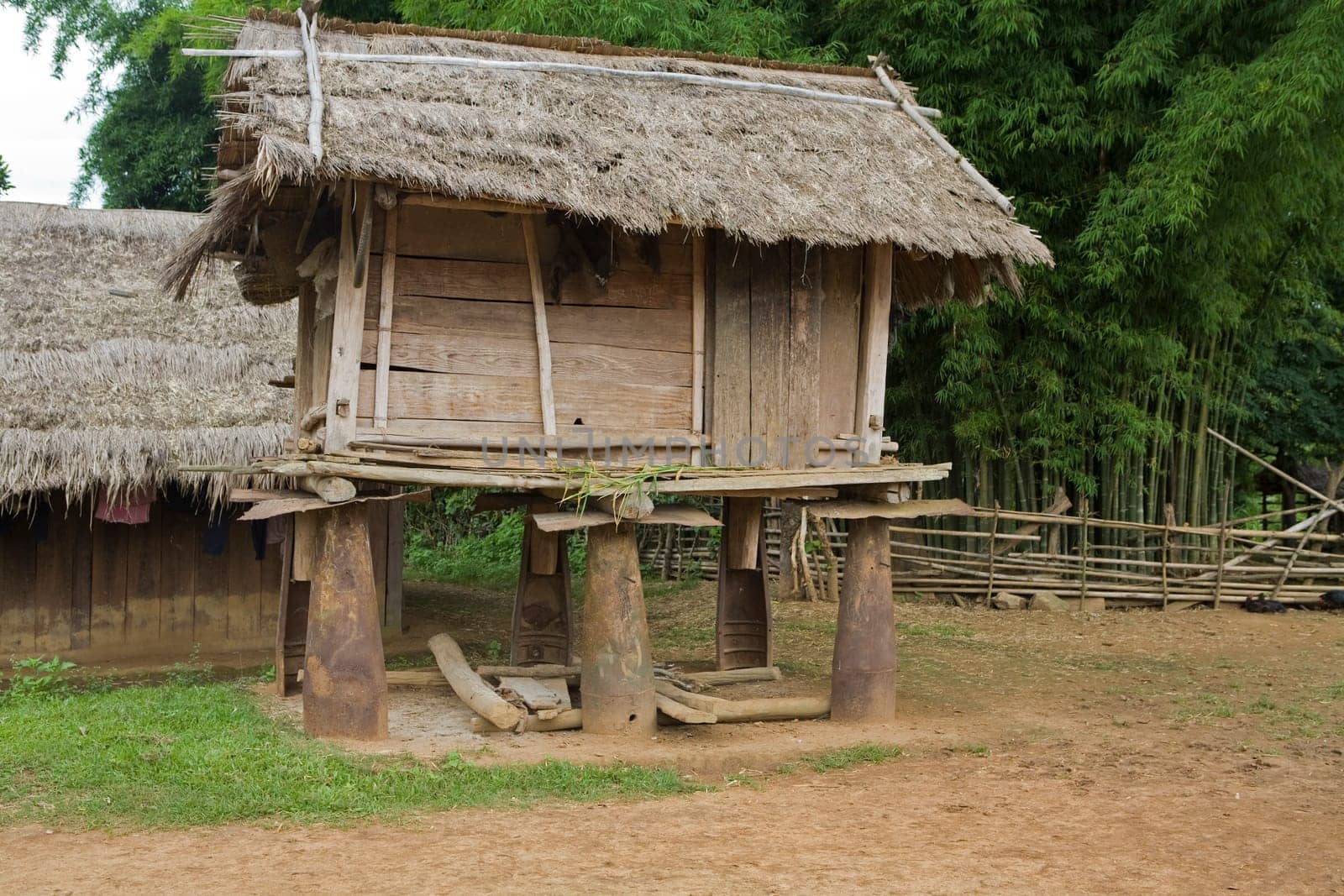 Pile dwelling with aerial bombs