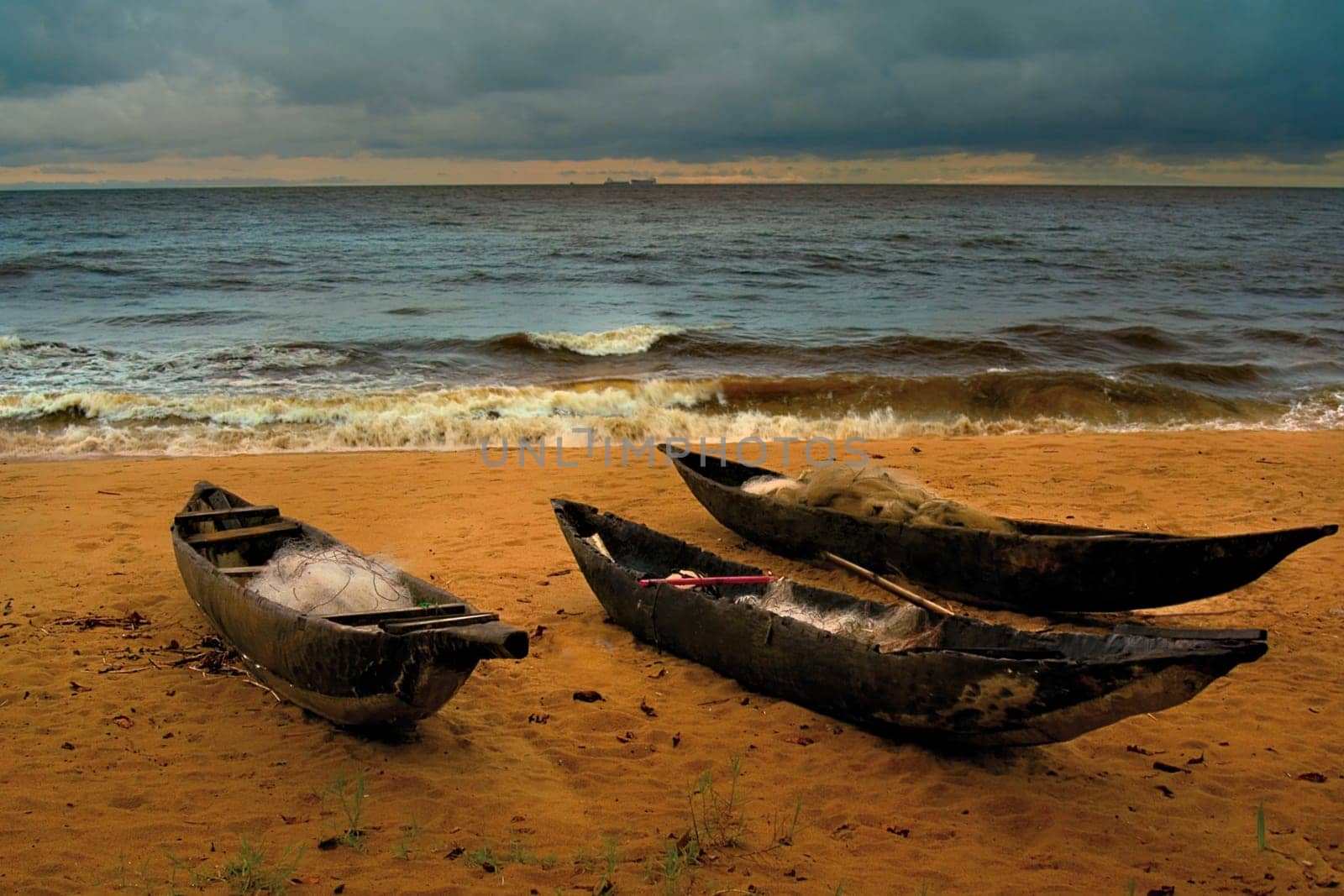 ... a melacholic evening,not a fisherman in sight,the boats stand alone and abandoned.