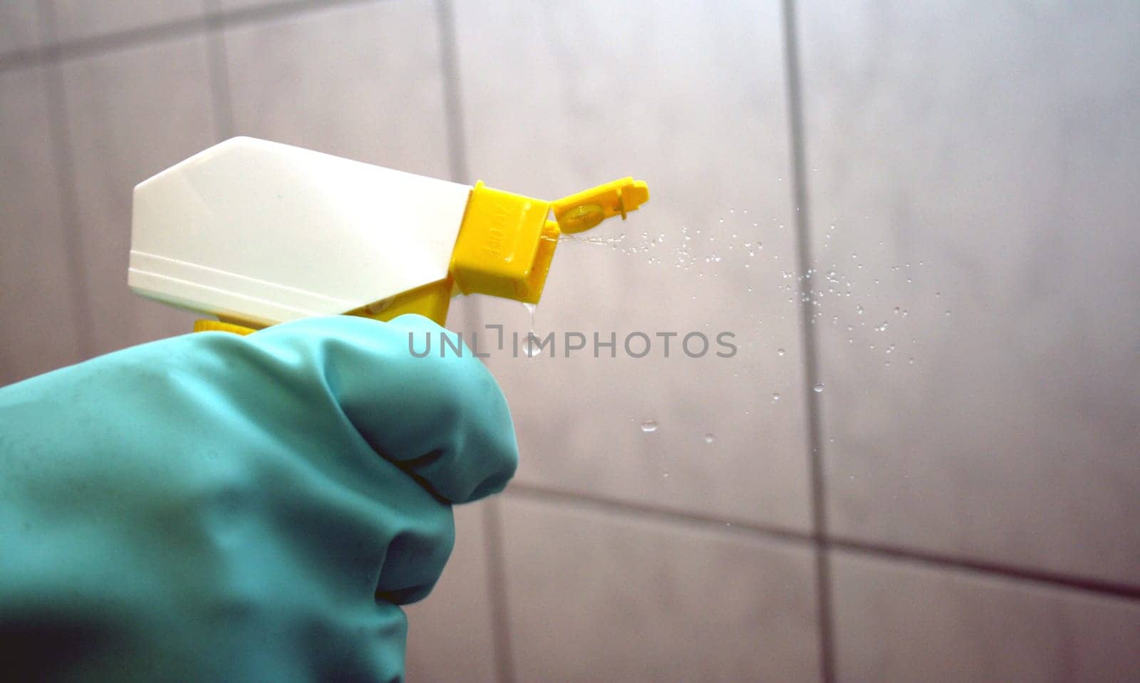 Bathroom cleaner