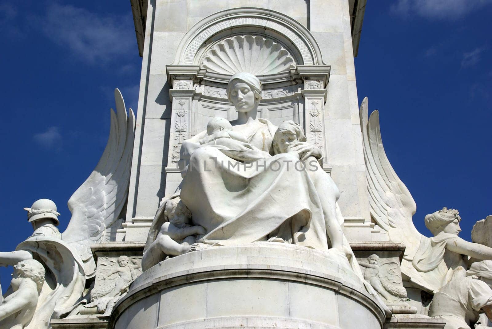 Mother with her children - stone sculpture in front of Buckingham Palace
