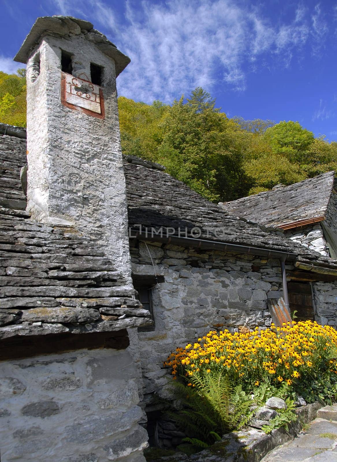 In a world of stone,wood and water,in an alpine valley bordered by vertical rocks without electricity,where new buildings are forbidden and inhabited only in the summer,this is Foroglio.