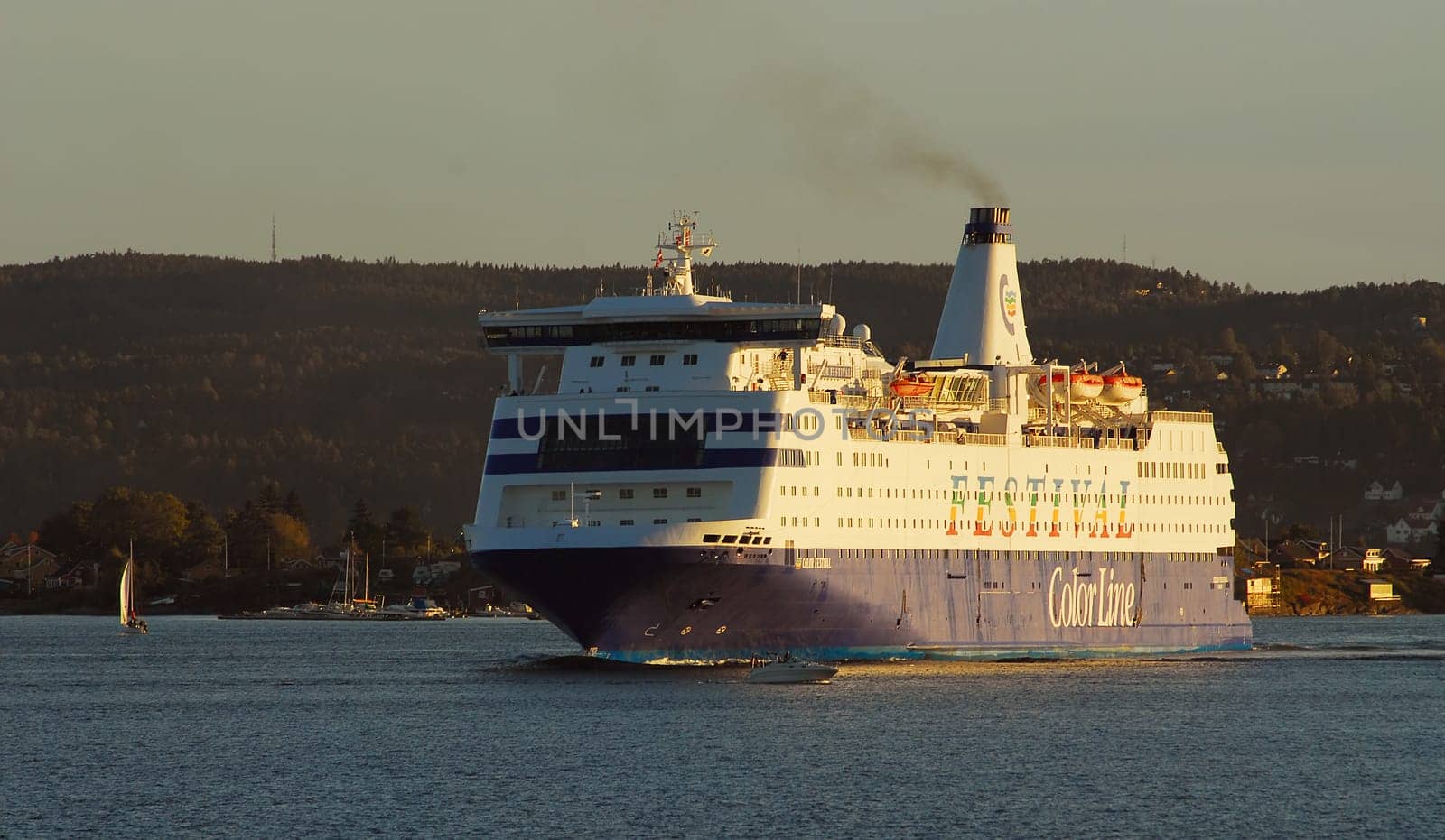 First of all,of course,we had to get to our destination and once again the Color Festival brought us to our goal. We know this ferry like the back of our hand,but it is always an impressive sight when it enters the harbour. God be