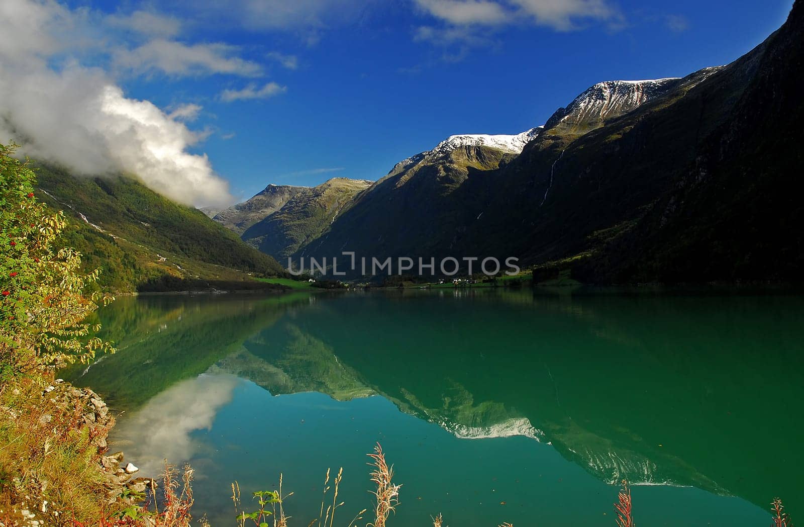 Every time we go to Norway,we also try to make a trip to Jostedalsbreen,the largest glacier in Europe. This time we chose the only sunny day on our holiday. However,the sun showed up there as well