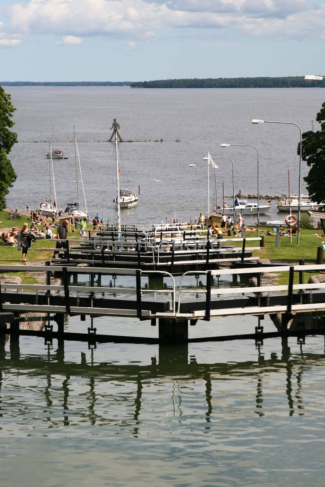 It is the largest lock staircase in the Göta Canal with 7 chambers and a stroke of 18.8 m.