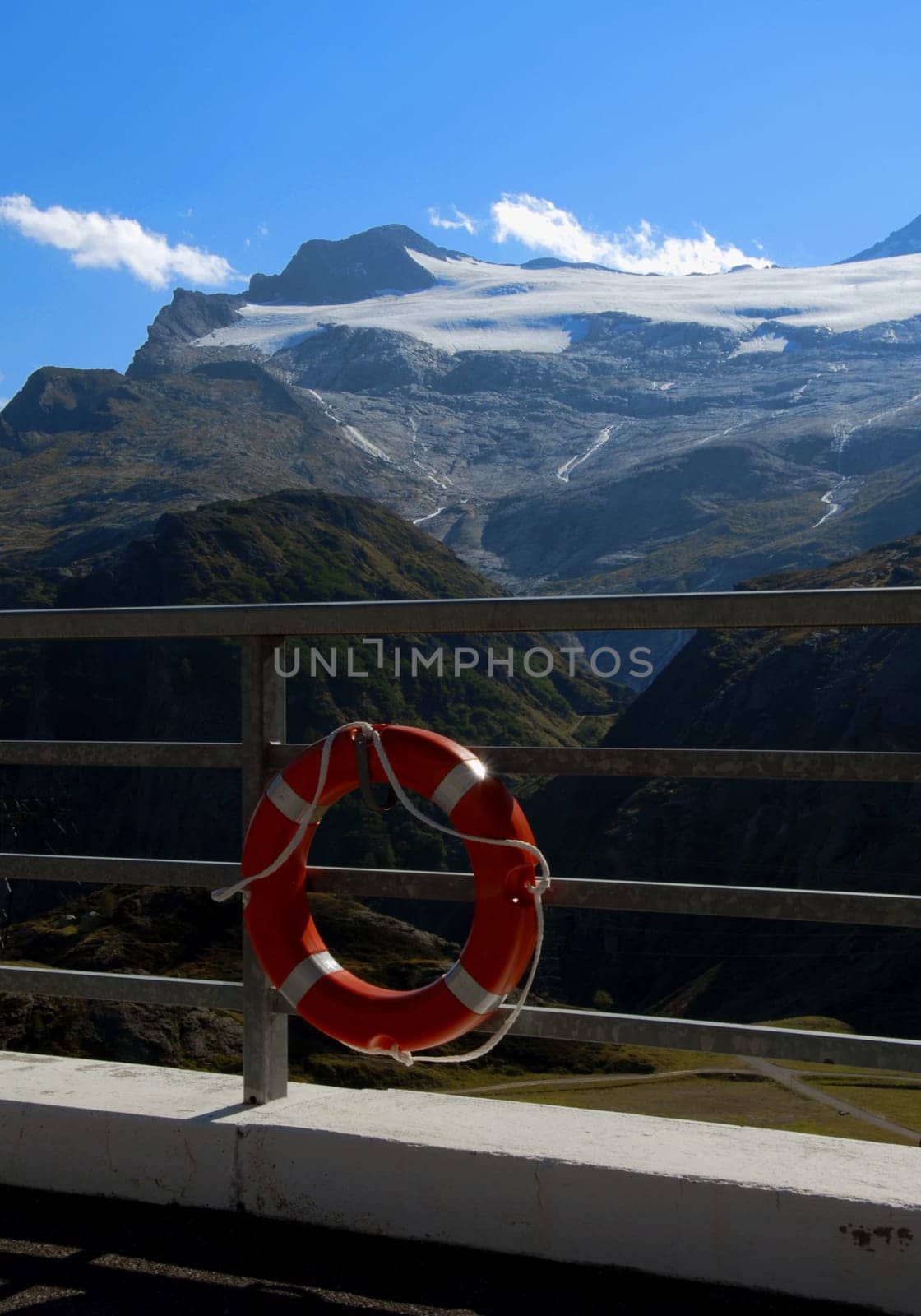In the past,the St. Bernard dog,which was used for avalanche rescue,was the landmark in the mountains. Today,with climate change and the resulting melting of glaciers,lifebuoys are on the air to save people from drowning