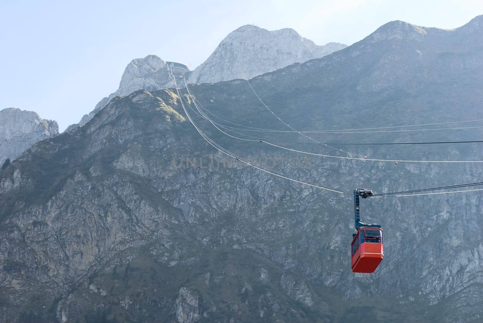 The cable car takes visitors from the Fräkmüntegg station up to Pilatus Kulm at 2132 metres above sea level in about five minutes. When the weather is nice,you can enjoy a unique view of the Alps and the lake landscape of the Central Forest.