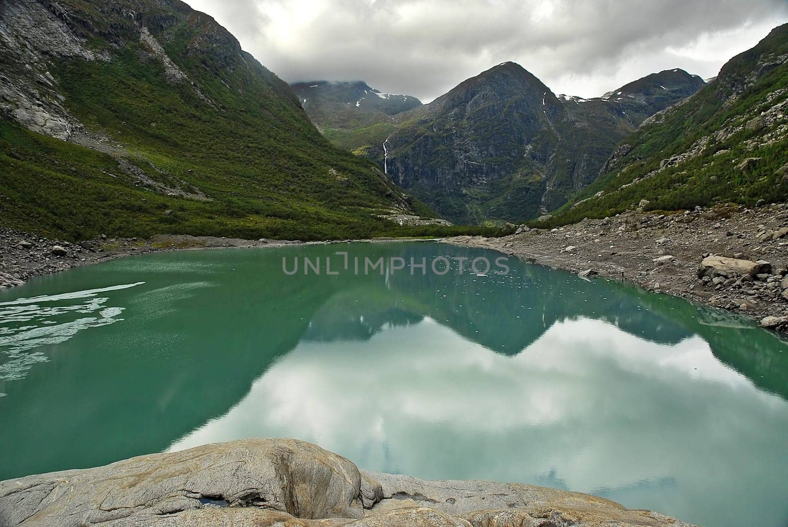 Here again a view from the glacier down for iceman (Jürgen).... yes the glacial lake has become so big.....!:-(
