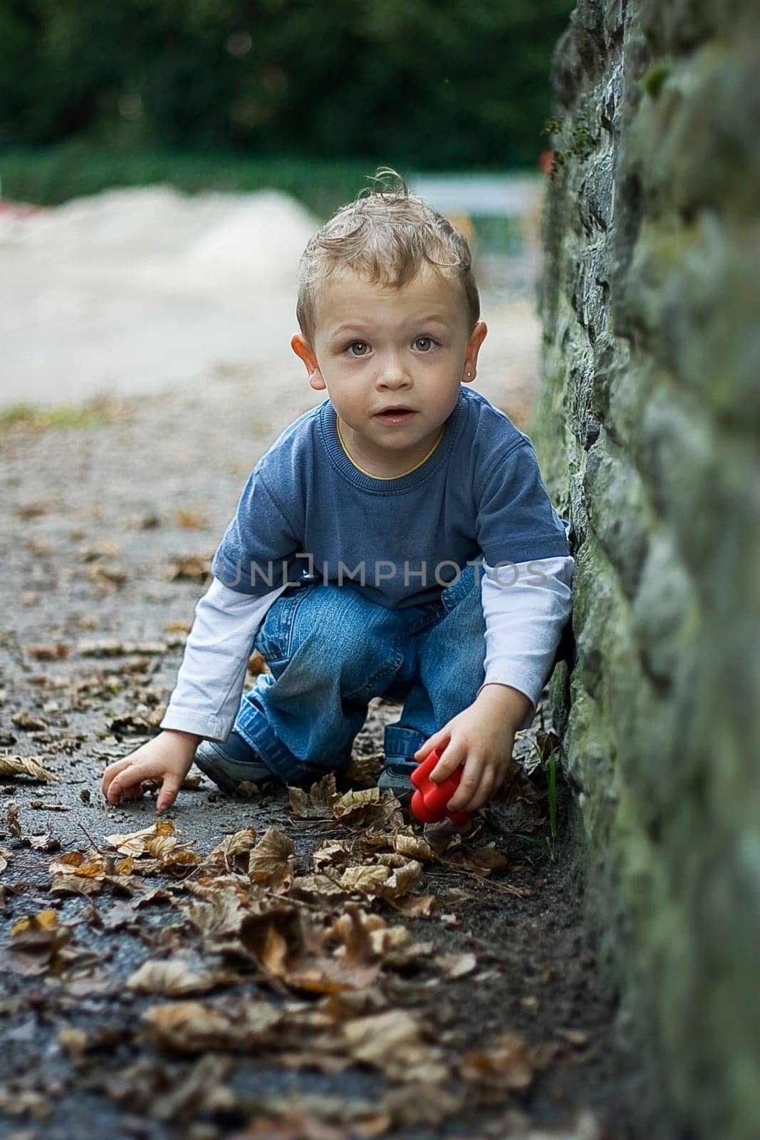 Child at wall