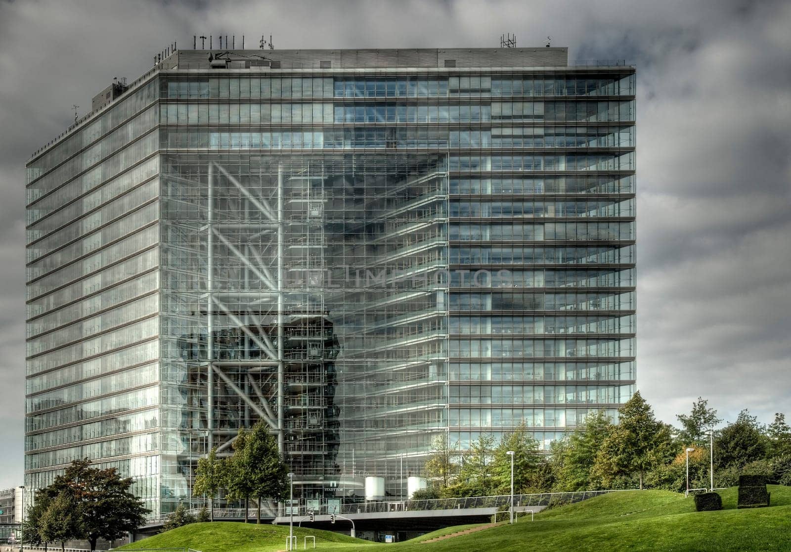 Through the intelligent combination of new technologies,the city gate sets standards in terms of energy-saving construction.  The façade of Düsseldorf's city gate consists of an outer all-glass skin and an inner façade made of beech wood elements
