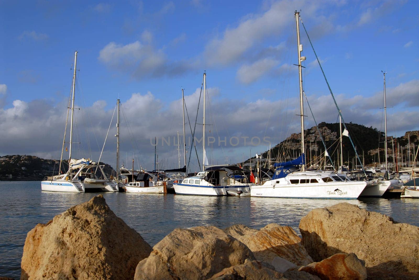 Harbour installation