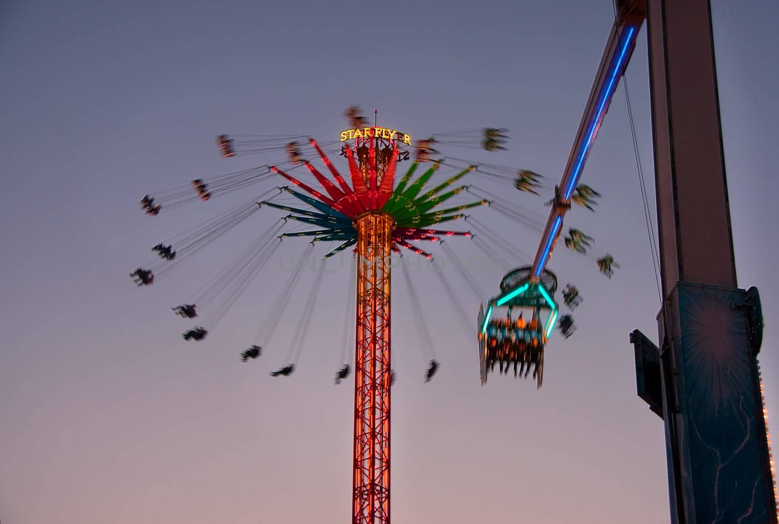Both attractions want to go high,in the lens it looks like they are going to collide,but I don't think that's the plan... PS: The image may not be sharp in all parts Everything is in dizzyingly fast speed